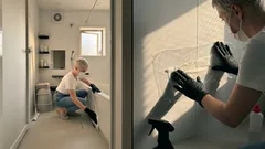 お風呂の黒カビを落とす方法はこれ キッチンペーパーとラップで密着カビ取り