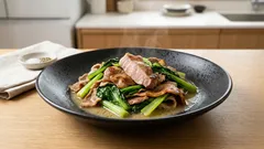 小松菜1袋がぺろり：豚肉と鶏ガラで手早く中華炒め（茎と葉を分けるだけ）