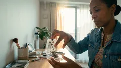 ダイソーの綿棒ケースが神収納に変身、磁石で小物がワンプッシュで出てくる