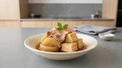 下ゆで大根で味しみ早い：大根と高野豆腐、豚肉のやさしい煮物