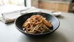 シャキッと軽い、れんこんともやしのきんぴら——蒸し焼き1分で味しみ副菜