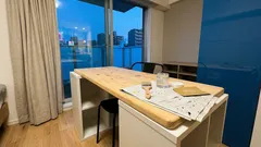 キューブボックスに天板をのせるだけでキッズデスク完成、収納も増える簡単DIY