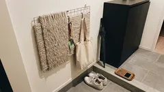 100均で玄関の空き壁が収納に変わる、ワイヤーネット×チャンキーヤーンDIY
