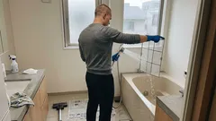 エアコンが効かない原因はフィルターの薄汚れかも 掃除機だけで終わらせない洗い方