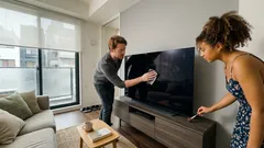 テレビ画面の掃除はこれだけでOK、指紋と白い筋を安全に落とす基本手順