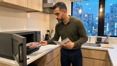 電子レンジの自動解凍で端だけ煮えるのを防ぐコツは「ラップなし」だった