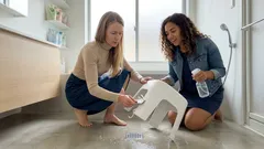 お風呂イスの白い固着汚れが落ちないときは不要なカードで削ると早い