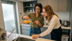 コップの外側に垂れるのはなぜ?スプーン1本で注ぎこぼれを防ぐ簡単テク