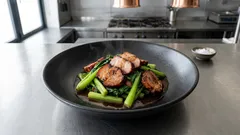 小松菜と焼き豚をさっと炒めて一品に—ごま油×オイスターソースでコク旨おかず