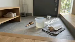100均のちょい足しで玄関掃除がラクに、床をびしょ濡れにしない段取り術