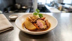 砂糖なしでもほっとする甘さ。甘酒で煮る鶏もも肉と大根のやさしい煮物レシピ